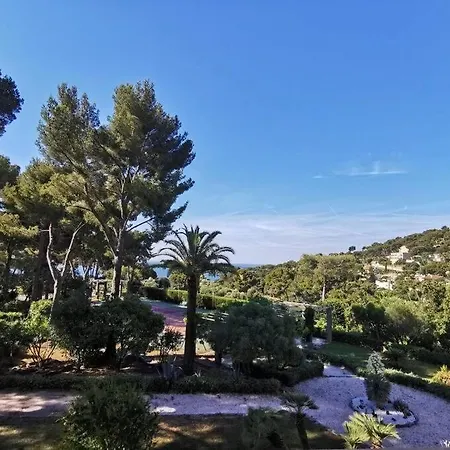 3p Avec Piscine, Tennis Et Vue Mer Dans Une De Grand Standing Hyeres