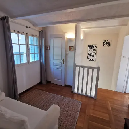 3p Avec Piscine, Tennis Et Vue Mer Dans Une De Grand Standing Apartment Hyeres